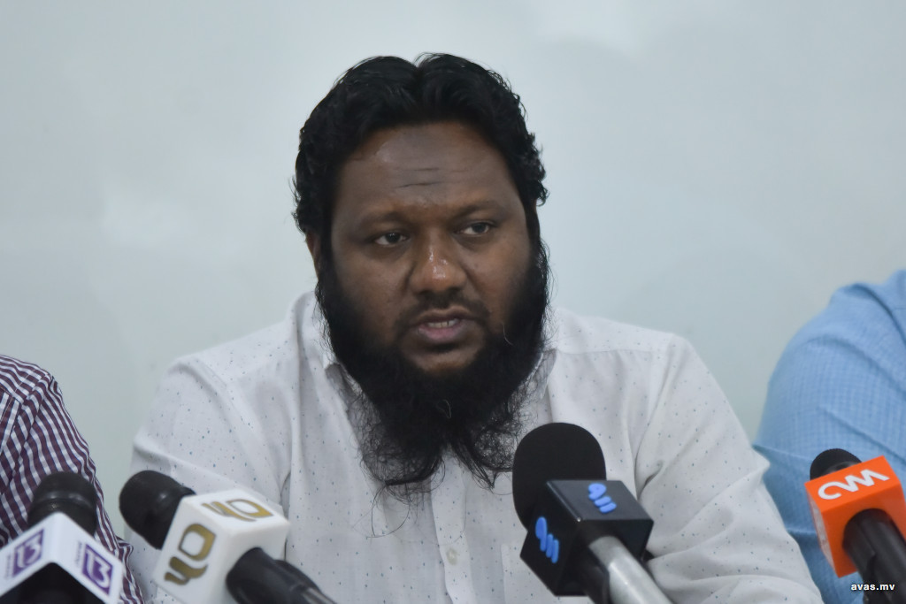 ފިރިހެނުން ސާޖިދާއާ ސަލާމް ނުކުރާތީ މައުމޫން ދެއްކެވި ވާހަކަތަކަށް ބޭބެ ރައްދު ދެއްވައިފި