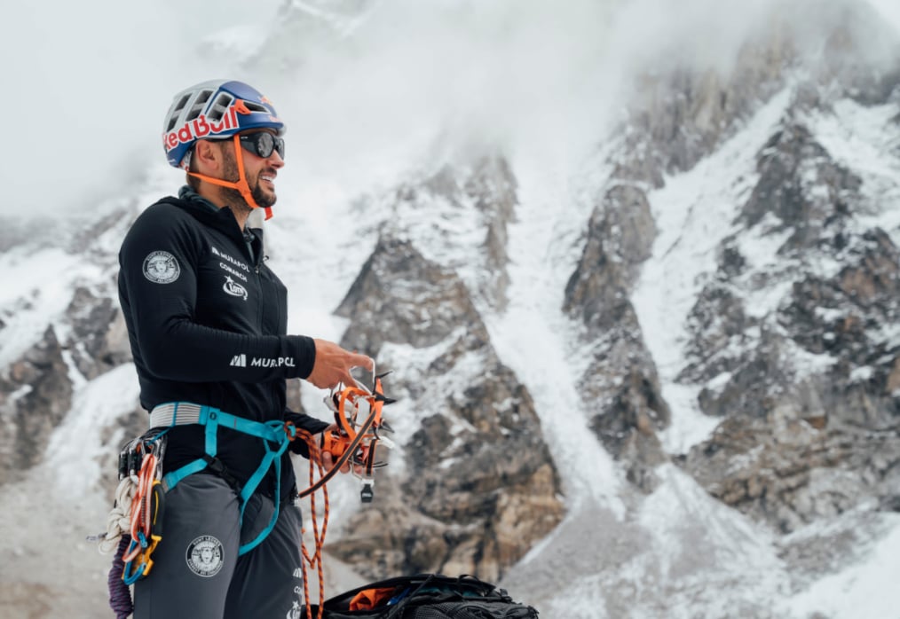 އޮކްސިޖަން ފުޅިއަކާ ނުލައި މައުންޓް އެވަރެސްޓަށް އަރާ ފޭބި ފުރަތަމަ މީހަކަށް ޕޮލިޝް އެތުލީޓެއް