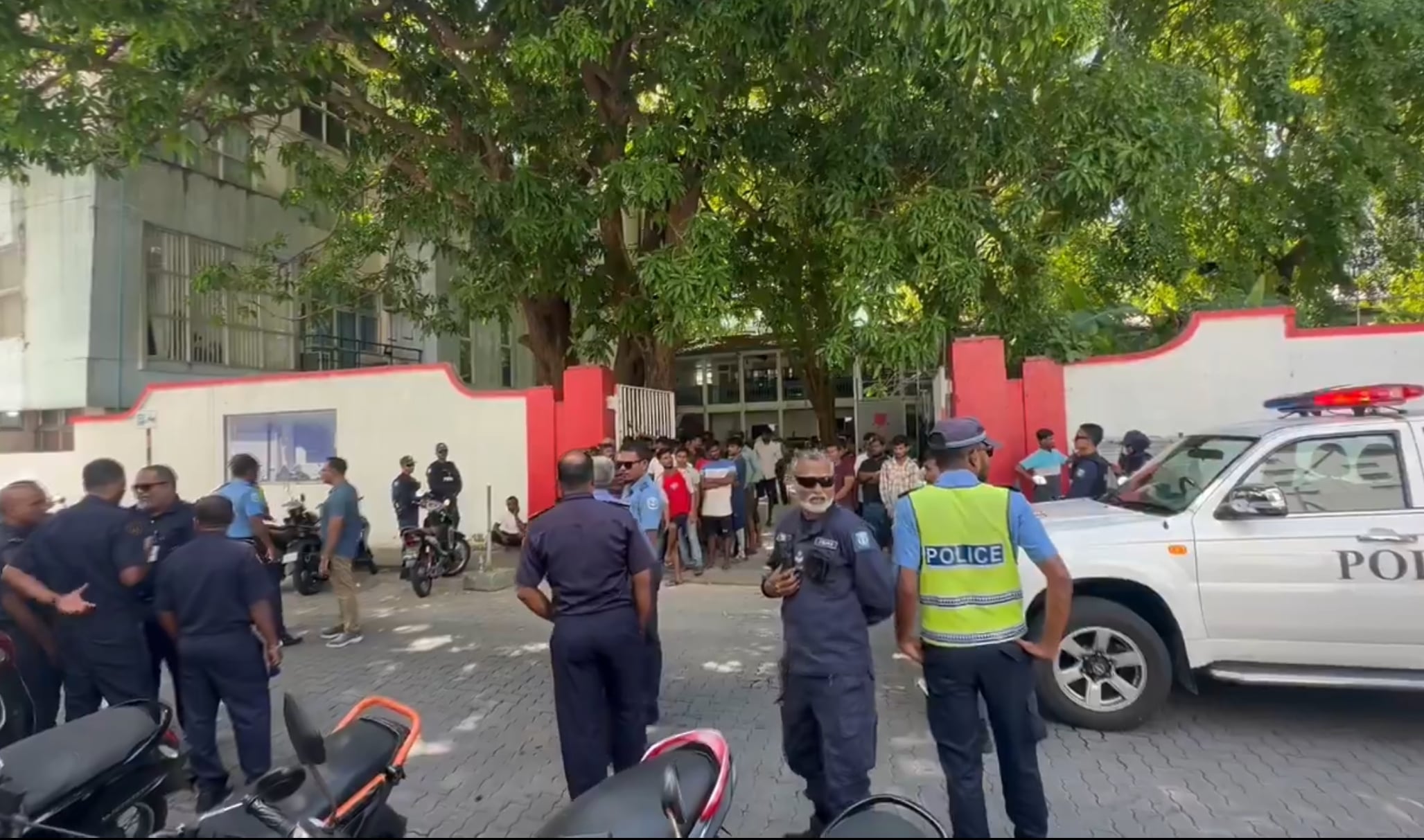 މުސާރަ ނުދޭތީ އިހްތިޖާޖުކުރި 55 ބިދޭސީއަކު އިމިގްރޭޝަންގެ ބެލުމުގެ ދަށަށް