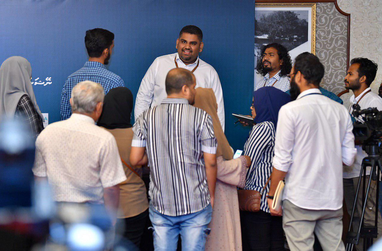 ކޯވިޑް-19:  ކަރަންޓީން ކޮށްފައި ތިބި ބަޔަކު މީހުންނާ ބައްދަލުކުރާ މައްސަލަތަކެއް ބަލަނީ