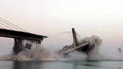 އިންޑިއާގައި ހަދަމުންދާ ބްރިޖެއް ދެވަނަ ފަހަރަށް ވެއްޓިއްޖެ