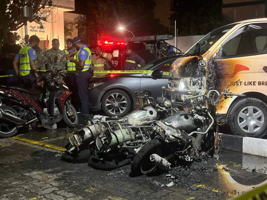 މަޖިލިސް ކުރިމަތީގައި ހުރި ސައިކަލުތަކެއްގައި ރޯކޮށްލައިފި