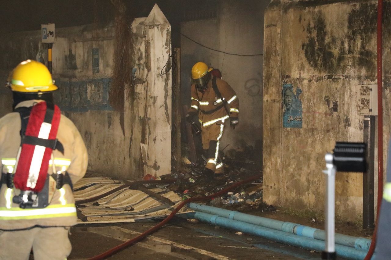 ރޭ ރޯވި އިމާރާތުގެ ކުރިމަތީގައި މާރާމާރީ ހިންގި މީހަކު ހައްޔަރުކޮށްފި