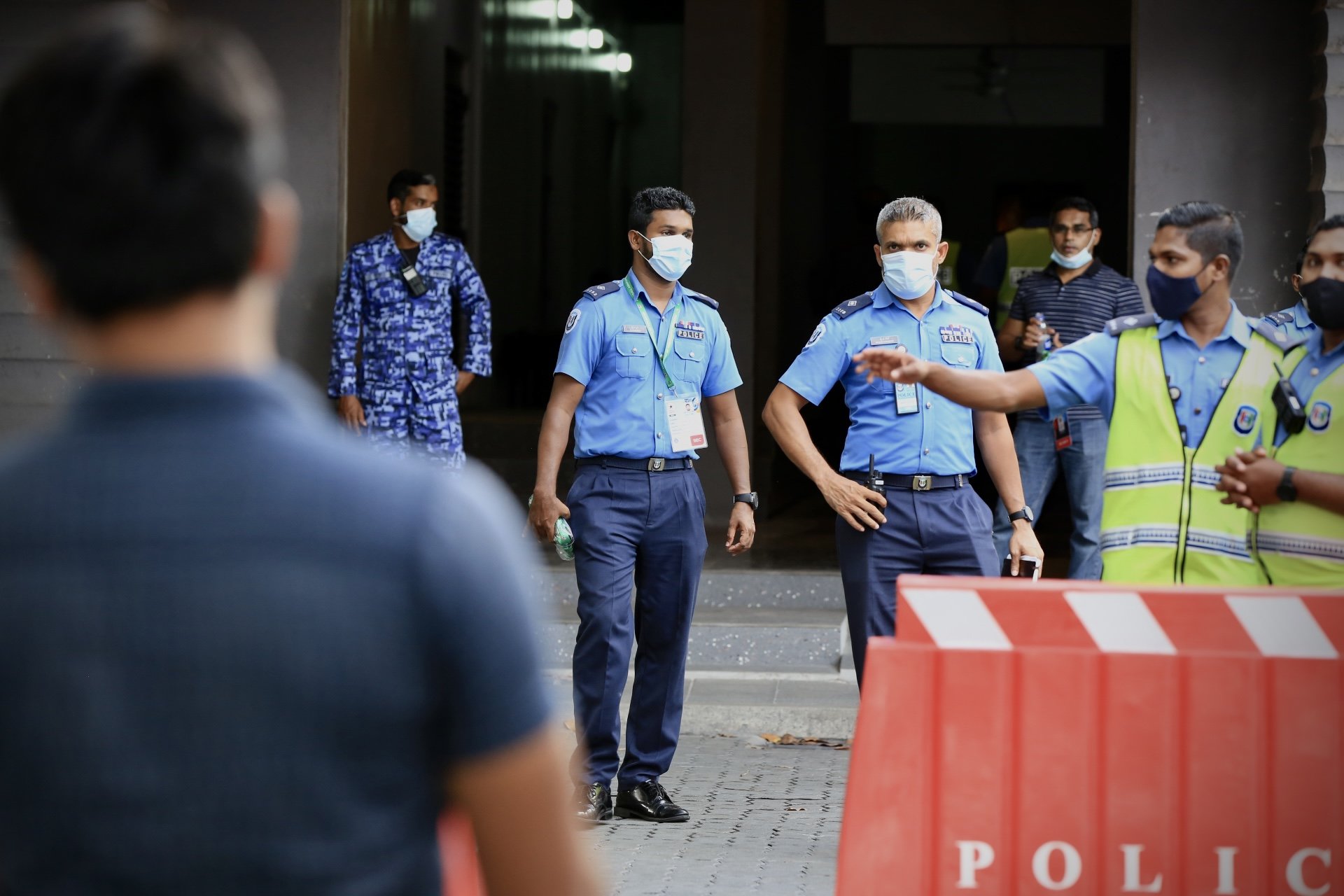 ފުލުހެއްގެ މޭމަތީގައި ކޮޅުފައިންޖެހި މީހަކު އެއް މަހަށް ޖަލަށް