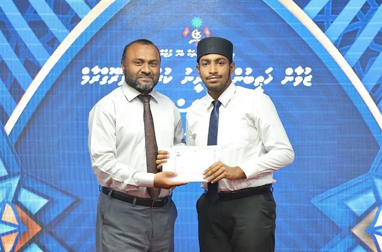 ތަފާތު ދައްކައި ޒައިން މާދަން އިމާމްވެ ހުކުރު ކުރަނީ