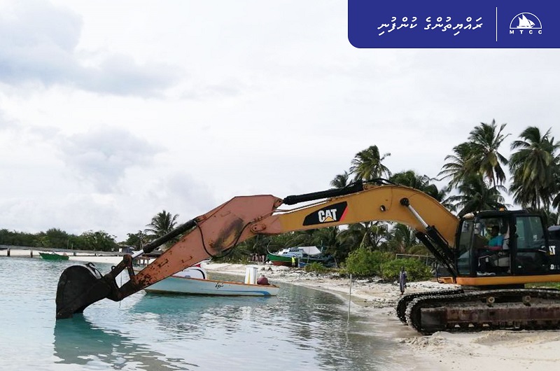 18 މިލިޔަން ރުފިޔާ ޚަރަދުކޮށް ހަދާ ރަކީދޫ ބަނދަރު ފުންކުރުމުގެ މަސައްކަތް ފަށައިފި