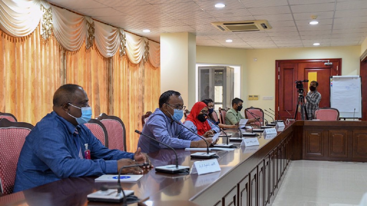 މިނިސްޓަރ އުޅުއްވަނީ ގަނޑުވަރު ހެދުމުގައި؛ ސިއްހީ ނިޒާމް ފެއިލްވެއްޖެ - ޑޮކްޓަރުން