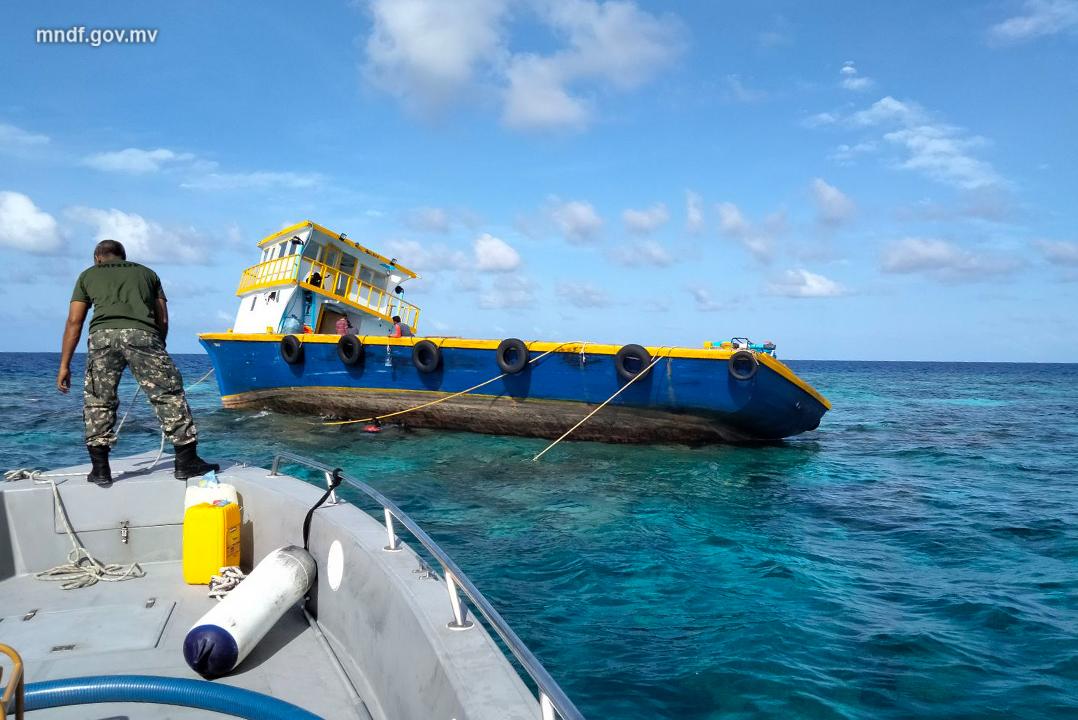 ދޯންޏެއް ފަރަށް އަރައިގެން ކޯސްޓްގާޑުން އެހީތެރިކަން ފޯރުކޮށްދީފި