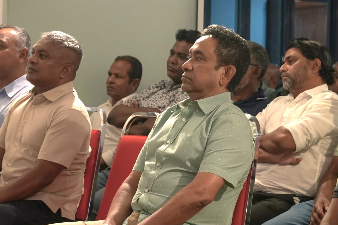 ރައީސް ޔާމީން ކޮރަޕްޝަންގެ ތުހުމަތުތަކެއް ރައީސް މުޢިއްޒާއި ސަރުކާރުގެ އިސްވެރިންނަށް ކުރަށްވައިފި