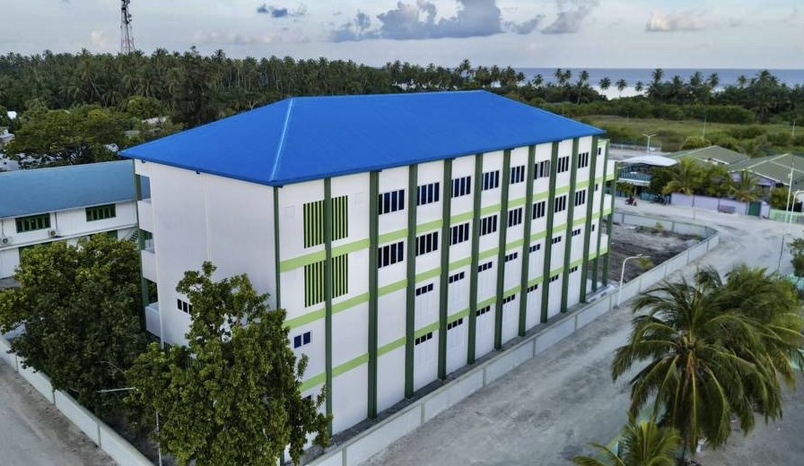 އަށް ކުލާސްރޫމާއެކު މ. އަތޮޅު މަދަރުސާ އެއް ދަންފަޅީގެ ސްކޫލަކަށް