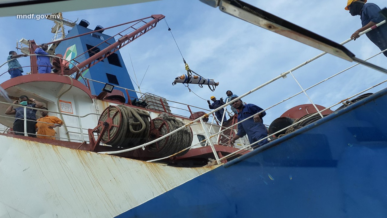 ދޯންޏެއްގެ ފަލްކާ ތެރެއަށް ވެއްޓުނު މީހަކަށް ފަރުވާ ދިނުމަށް މާލެ ގެންނަނީ