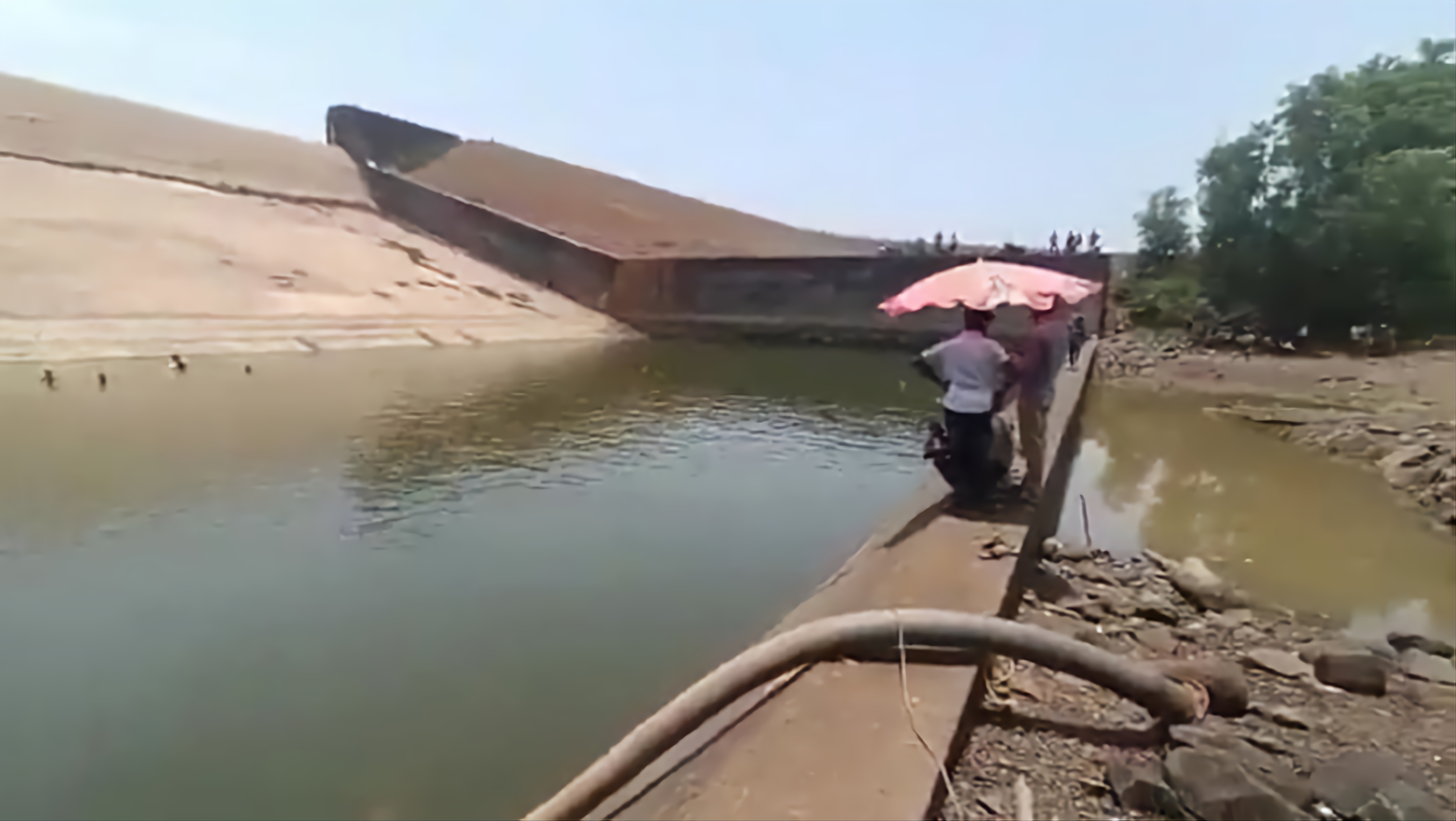 ސެލްފީއެއް ނަގަނިކޮށް ވެއްޓުނު ފޯނު ނެގުމަށް ފެން ރިޒާވެއް ހިއްކާލި އޮފިޝަލަކު ސަސްޕެންޑުކޮށްފި