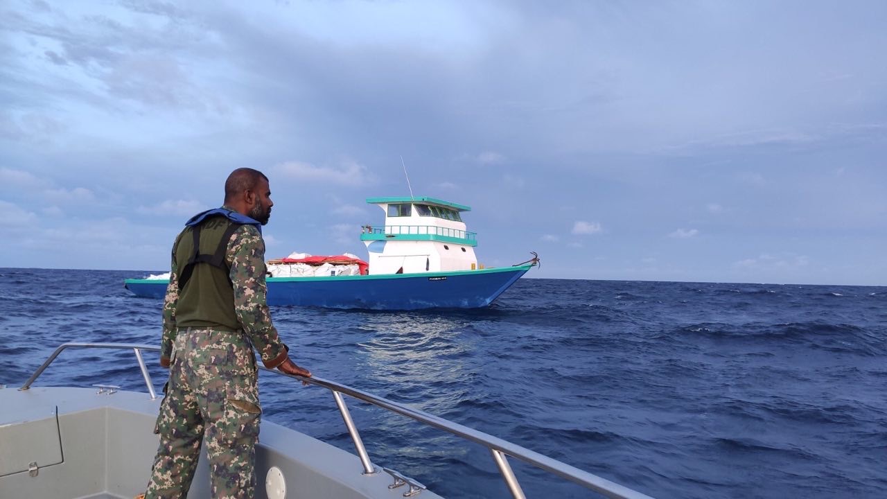 ހަތަރު ދިވެހިން ތިބި ދޯންޏެއް ދިޔަވެ އަޑިއަށް ދަނީ