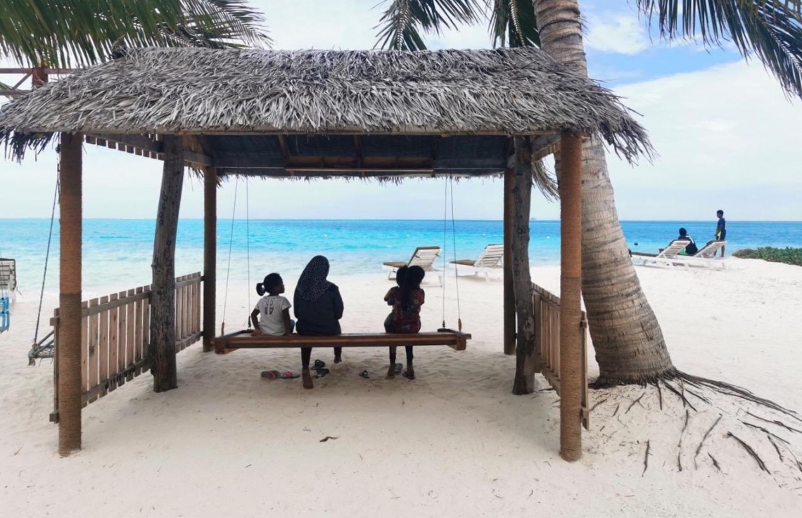 ކަނޑޫދޫގައި ކުޑަކުއްޖެއްގެ ގައިމައްޗަށް ފާރެއް ވެއްޓި، އަނިޔާވެއްޖެ