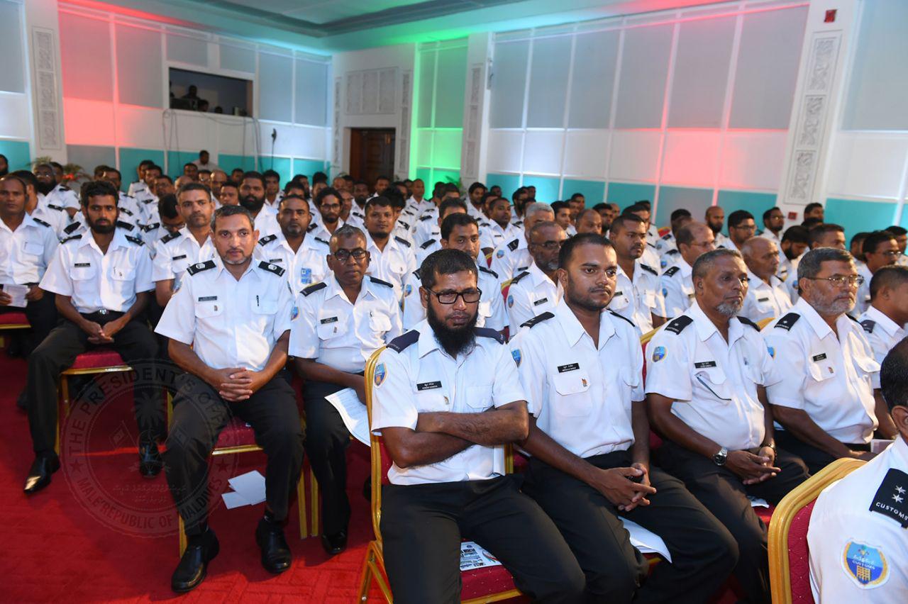 ކަސްޓަމްސްގެ މުވައްޒަފުން