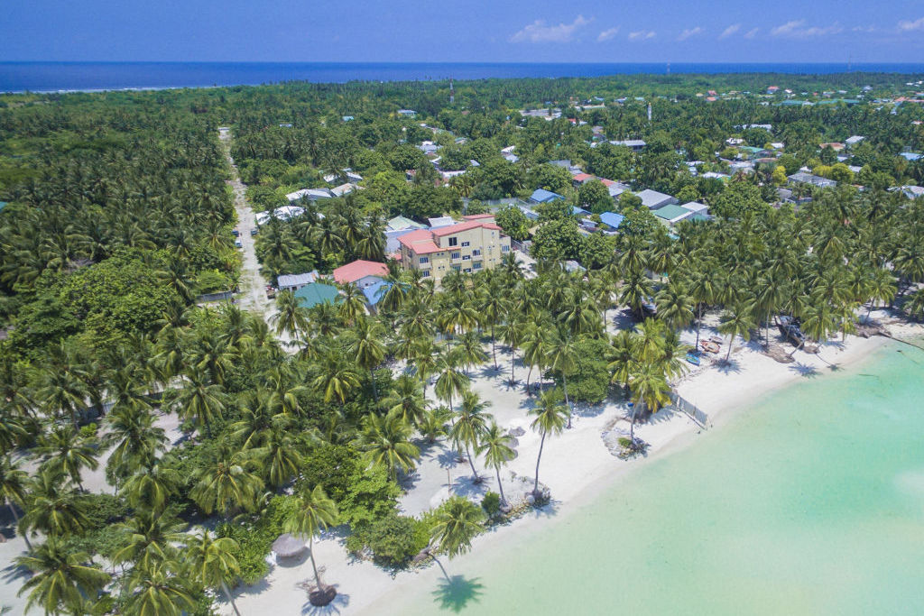 ލ. ގަމުގައި ދުއްވަމުން ދިޔަ ކާރެއް ބަނދަރަށް ވެއްޓިއްޖެ