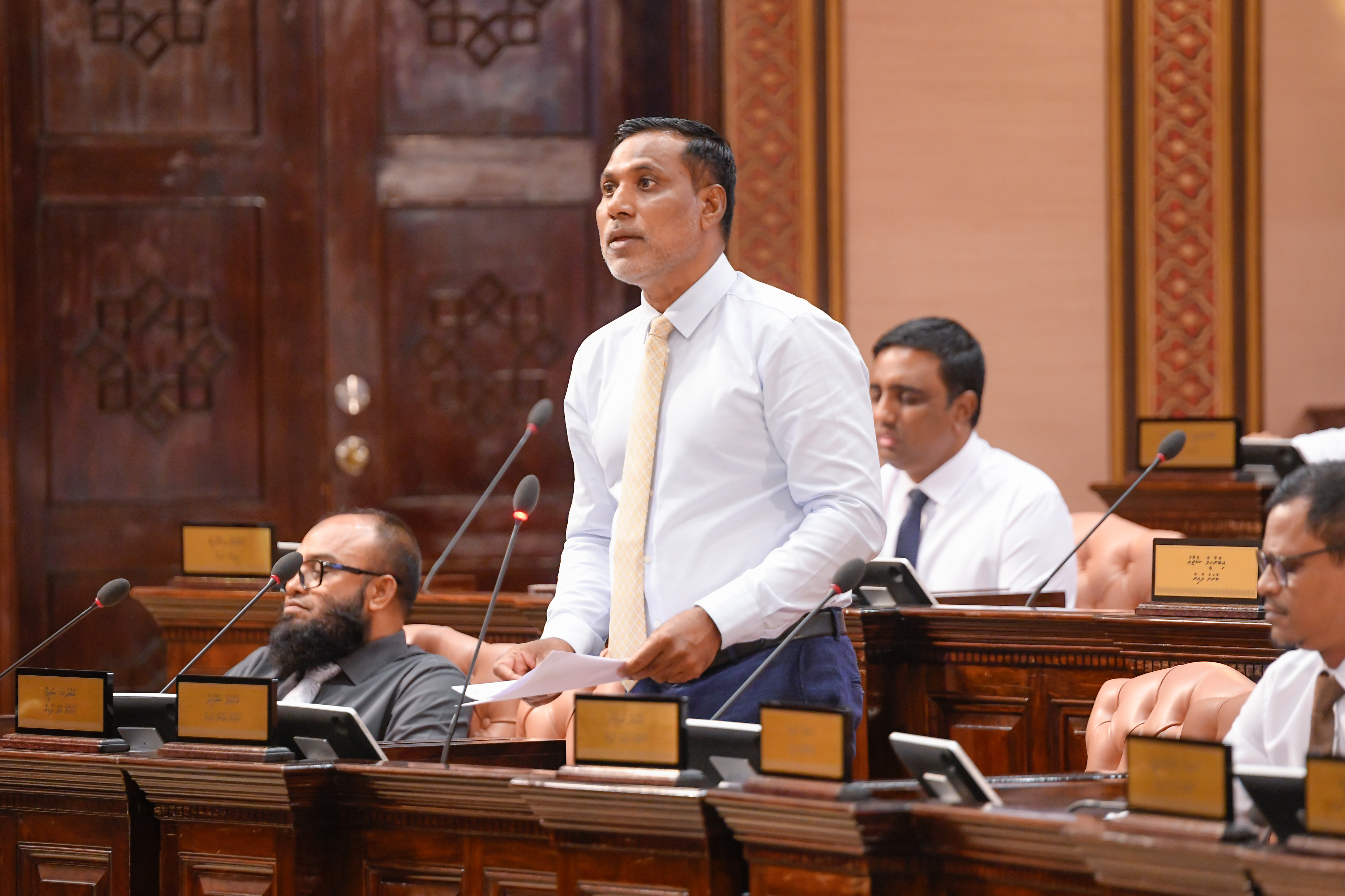 ކުންފުނިތަކަށް ދޭންޖެހޭ ފައިސާ ނުދީ ސަރުކާރުން އުޅެނީ ކޮންސްޓްރަކްޝަން ދާއިރާ ހުއްޓުވާލަން: ޑރ. ޝަމްޙީދު