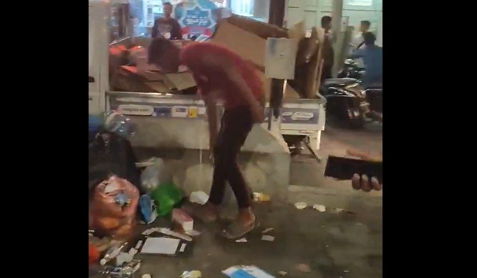 ބިދޭސީން ގޮސް ކުނިތައް އަޅާލީ ހީނާމާގެ ޕާކިންއަށް