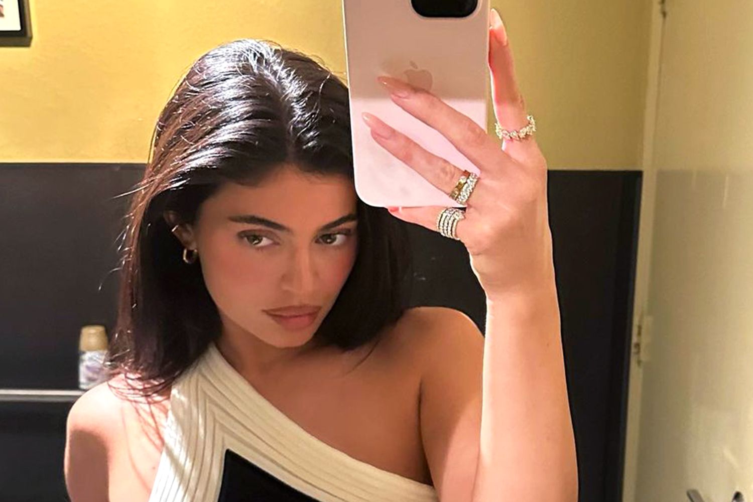 އިޒްރޭލަށް ސަޕޯޓުކުރާކަން ހާމަކުރުމުން ފޮލޮވާސް ގެއްލި ކައިލީ ޖެނާ ހޫނު ފެނަށް