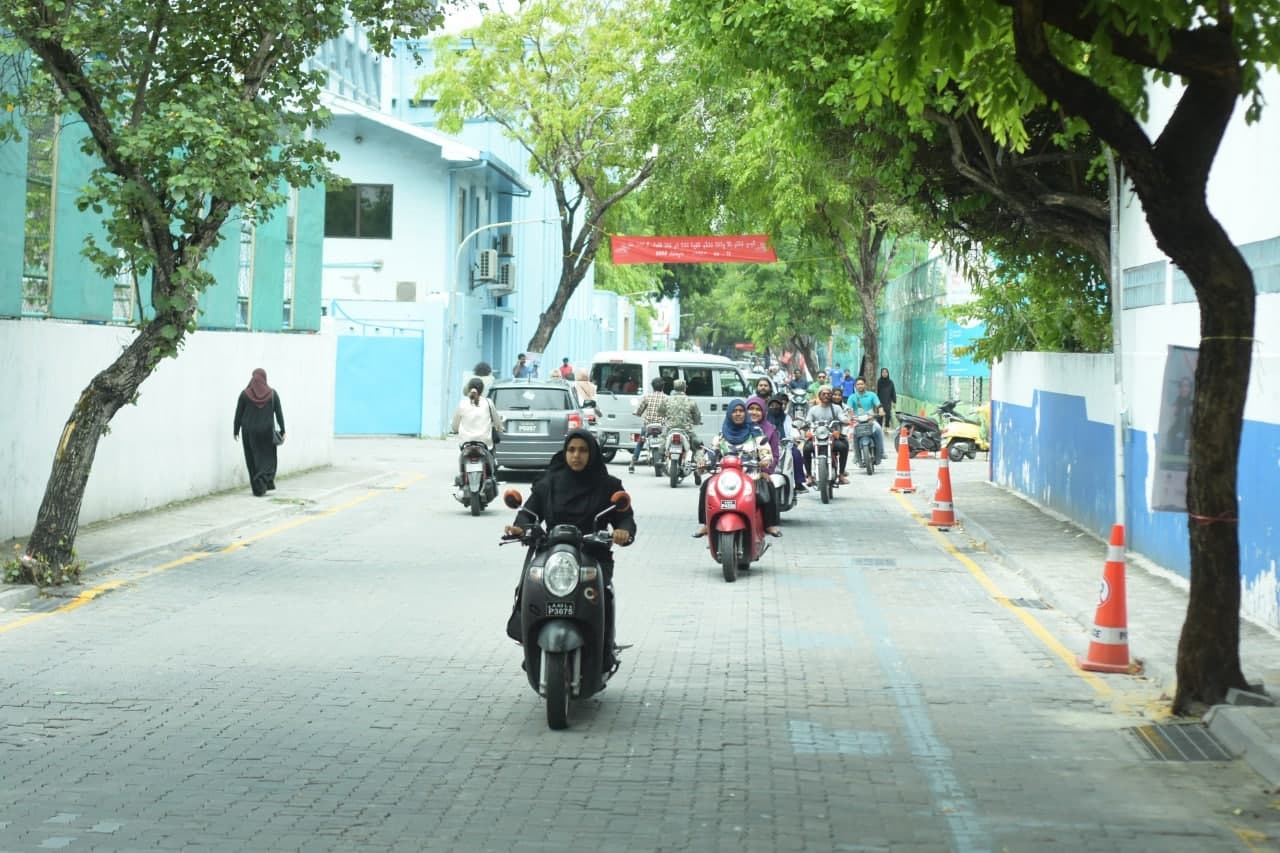 ސްޓިކާ ޖެހުން ހުއްޓާލީ ޕާރކްކުރާނެ އެކަށީގެންވާ ޖާގަ ނެތުމުން: ޕޮލިސް