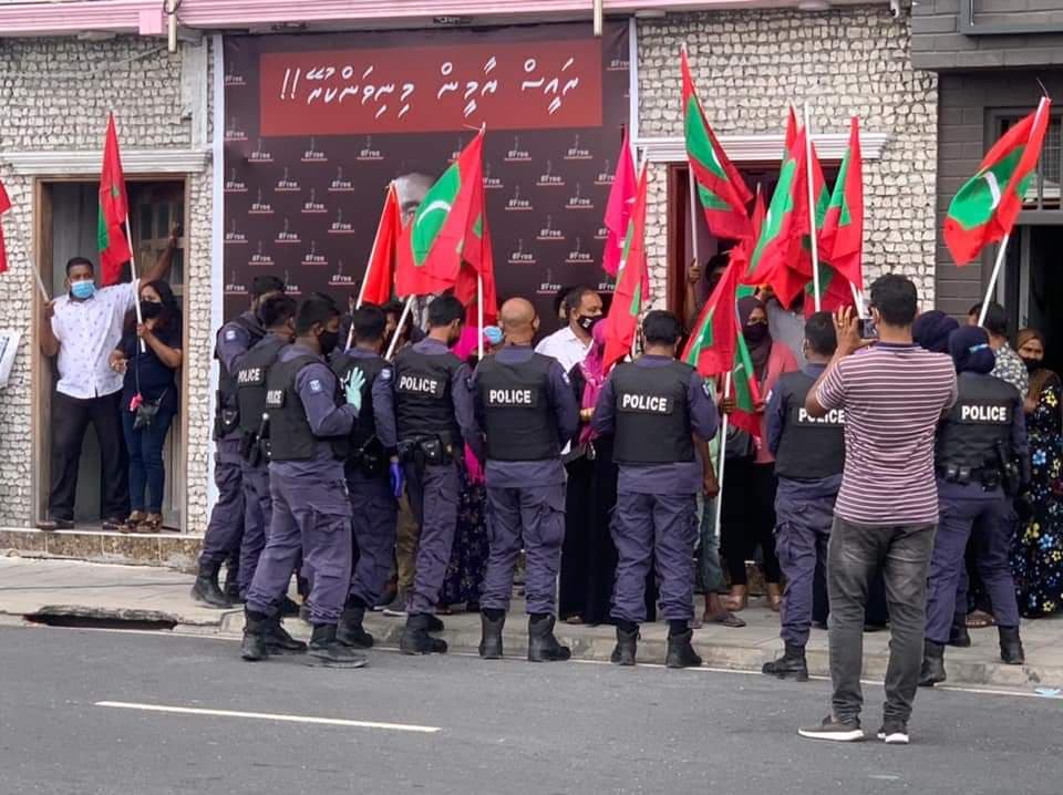 މިފަދަ ހާލަތެއްގައި މުޒާހަރާ ކުރުމަކީ ކަންބޮޑުވާ ކަމެއް: އެޗްއާރްސީއެމް