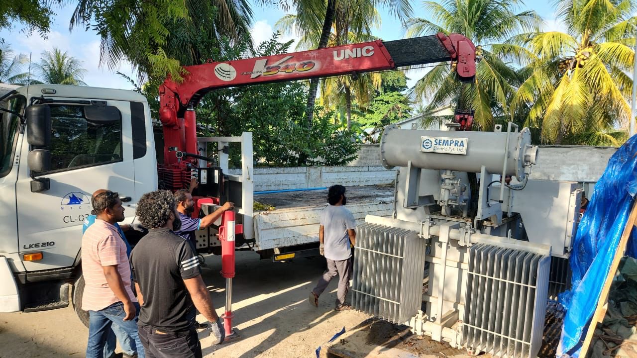 ޓްރާންސްފޯމަރެއް ހަލާކުވެ މުޅި ފުވައްމުލަކުން ކަރަންޓުދިޔަ މައްސަލަ ހައްލުކުރަނީ