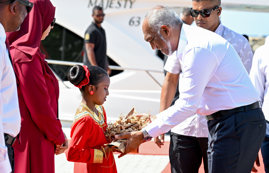 އަރިއަތޮޅު ދެކުނުބުރީގެ މީހުން ދިރިއުޅޭ ރަށްރަށަށް ކުރައްވާ ދަތުރުފުޅެއްގައި ރައީސް ފުރާވަޑައިގަންނަވައިފި