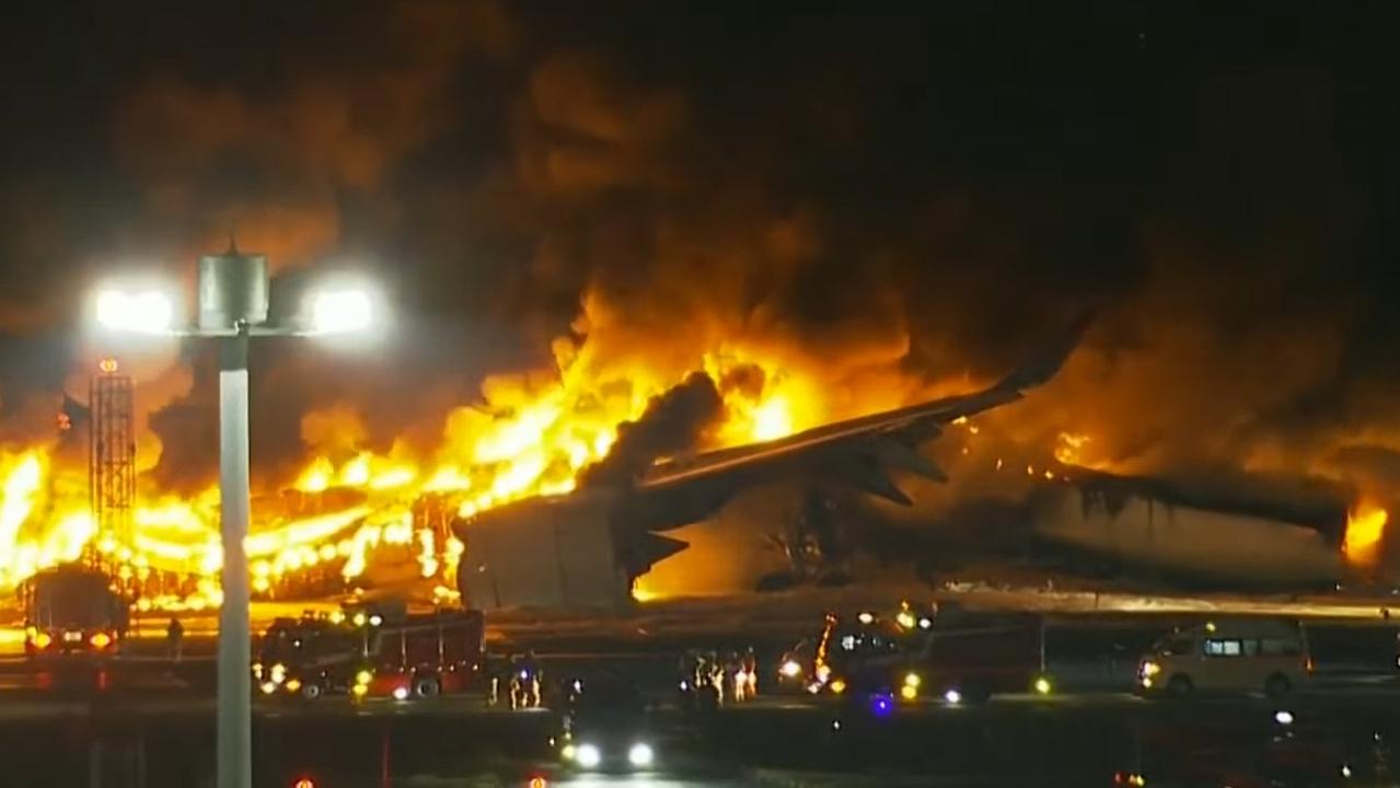 ޖަޕާނުގެ އެއާޕޯޓަކަށް ޖެއްސި މަތިންދާބޯޓެއްގައި އަލިފާނުގެ ހާދިސާއެއް