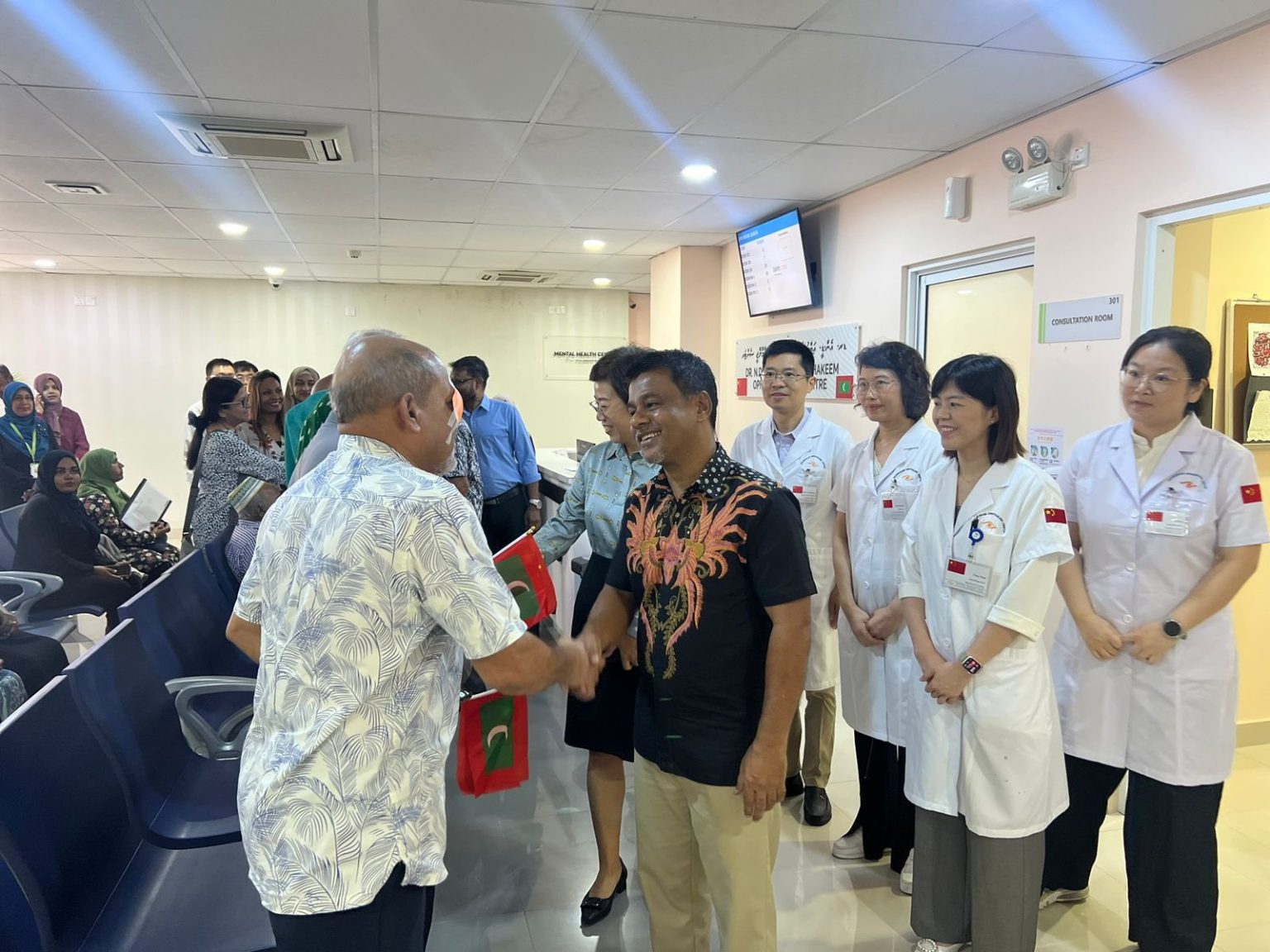 ޗައިނާ ޓީމުން ހުޅުމާލޭގައި ކުރިއަށްގެންދާ ލޮލުގެ ފަރުވާ ކޭމްޕުގައި 60 މީހުން ސާޖަރީކޮށްފި