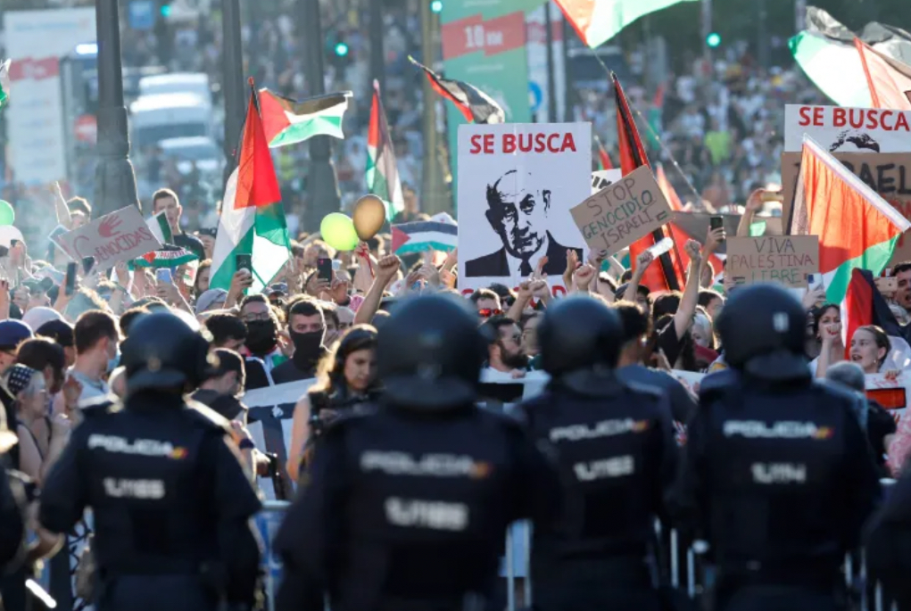 ފަލަސްތީނަށް ތާއީދުކޮށް ސްޕެއިންގައި މުޒާހަރާ ކުރުމުން ސައިކަލް ރޭސް ހުއްޓާލައިފި