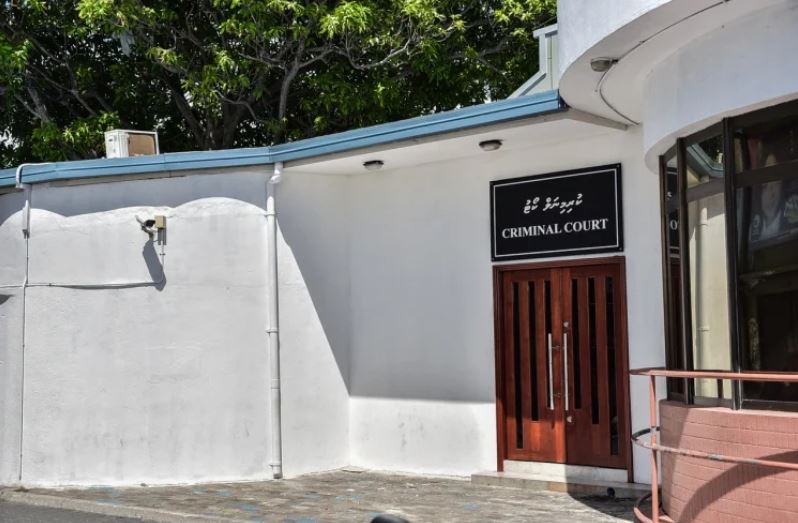 ފުލުހުންނަށް މަރުގެ އިންޒާރު ދިން މީހާ ހައްޔަރުކުރީ ކޯޓު އަމުރެއް ނެތި