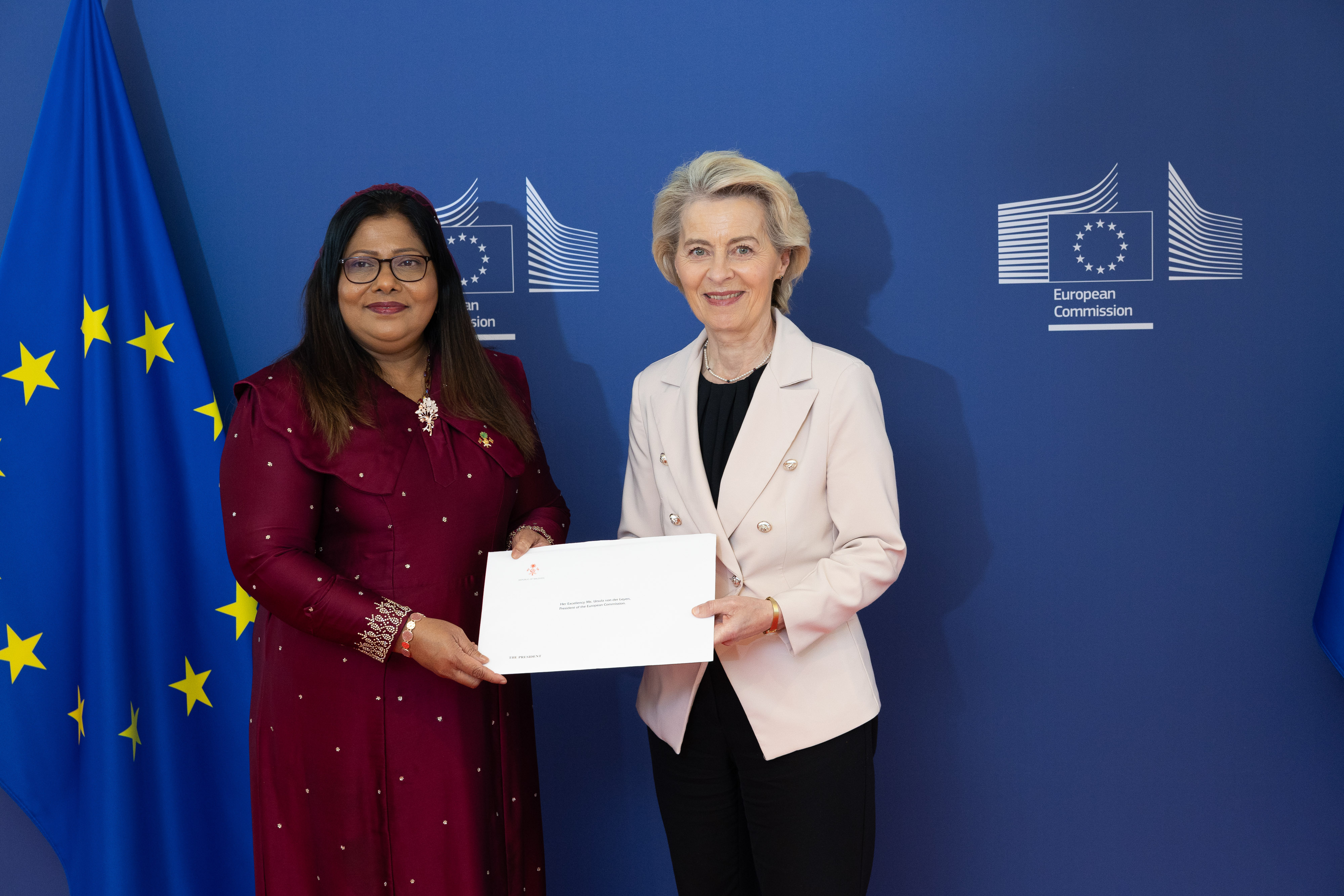 ސަފީރު ޤީލާ ފަތްކޮޅު އަރުވައިފި