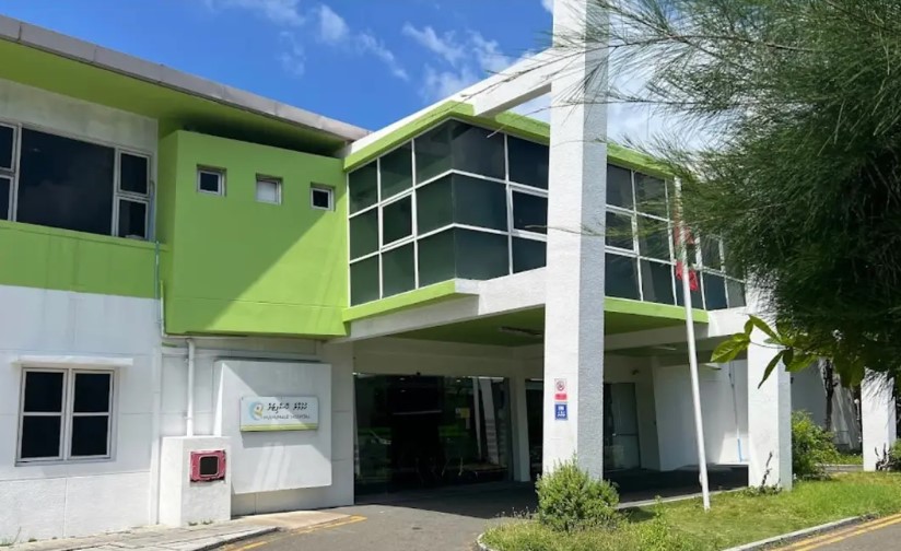 ޓްރާންސްފޯމަރެއް ވަގަށް ނަގަން އުޅުނު މީހާ ކަރަންޓުގައި ޖެހި މަރުވެއްޖެ