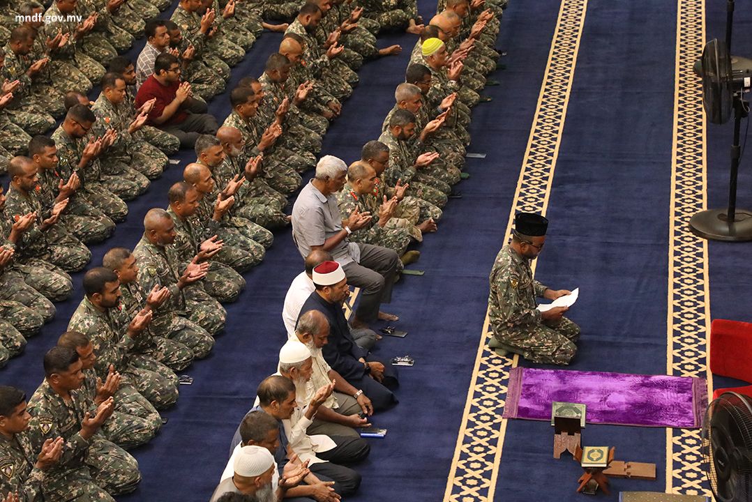 ނަޞްރުގެ ދުވަސް ފާހަގަކުރުމުގެ ގޮތުން ސިފައިން އެއްޖަމާޢަތެއްގައި ފަތިސް ނަމާދުކޮށްފި