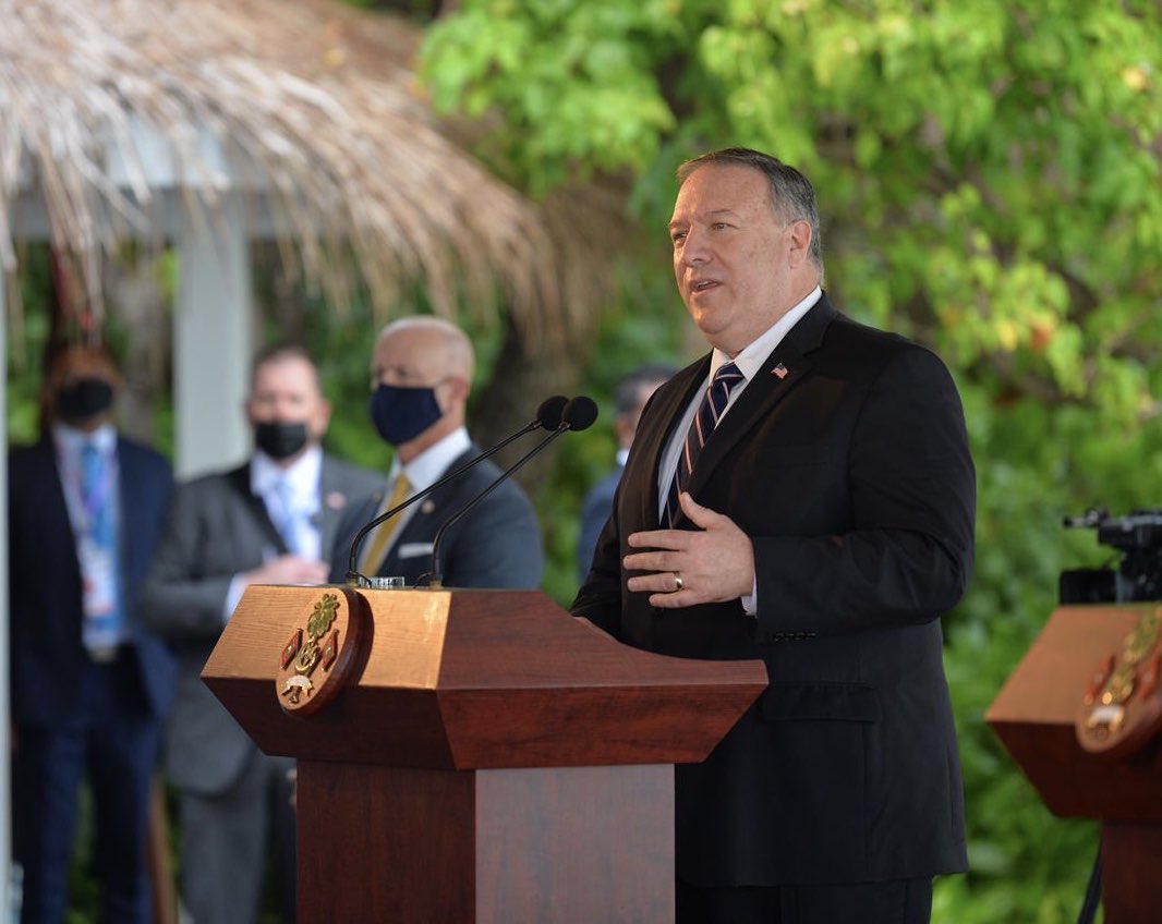 އެމެރިކާގެ ސެކްރެޓަރީ އޮފް ސްޓޭޓް މައިކް ޕޮމްޕެއޯ ރާއްޖެ އަށް ކުރެއްވި ދަތުރުފުޅުގައި ނޫސްވެރިންނާއި ބައްދަލުކުރައްވަނީ