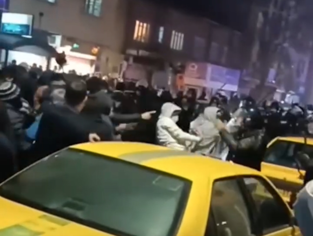 އީރާނުގެ ސަލާމަތީ ބާރުތަކާއި މުޒާހަރާގެ ބައިވެރިންނާ ދެމެދު ވަރުގަދަ ކުރިމަތިލުންތަކެއް