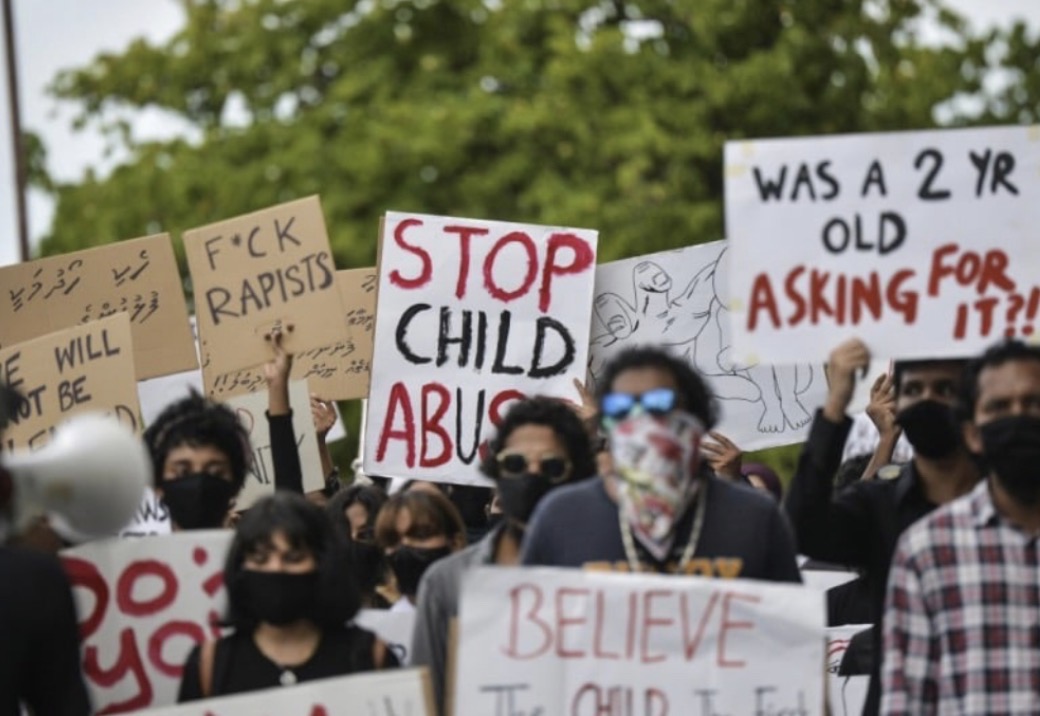 ދަރިވަރަކަށް ޖިންސީ ގޯނާކުރި ޓީޗަރުގެ މައްޗަށް 5 ދައުވާއެއް އުފުލައިފި