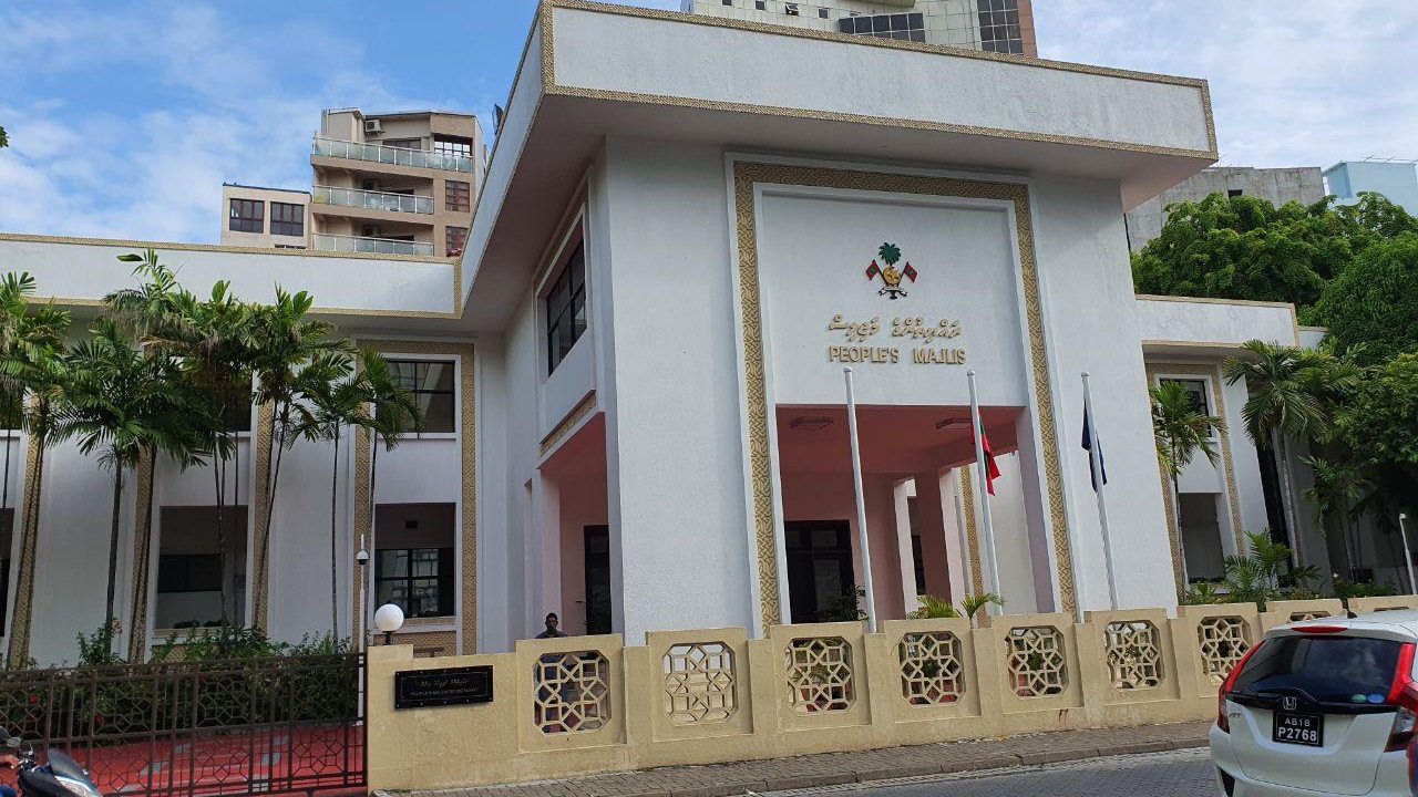 އެއްޖިންސުން ގުޅުންހިންގި މައްސަލައެއްގައި މަޖިލީހުގެ މުވައްޒަފެއް ސަސްޕެންޑްކޮށްފި