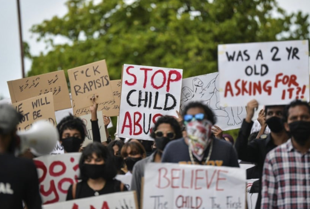 ދަރިވަރަކަށް ޖިންސީ ގޯނާކުރިކަމުގެ ތުހުމަތުގައި ހައްޔަރުކުރި ޓީޗަރުގެ ބަންދަށް 30 ދުވަސް