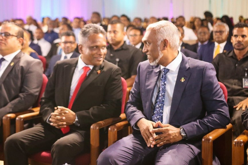 ހުޅުމާލޭގެ މުނިސިޕަލް ހިދުމަތްތައް ކައުންސިލަށް ބަދަލު ނުކުރެވެނީ ރައީސް ބޭނުންފުޅުނުވާތީ: އާޒިމް