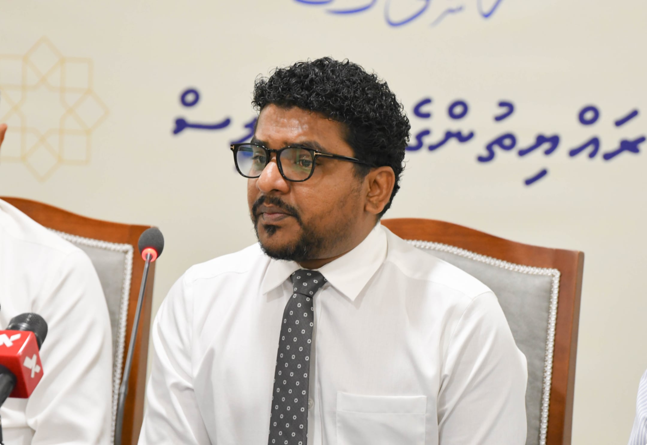 ރައްޔިތުން ހަނާވެގެންދާއިރު، ސަރުކާރެއް އޮތް ކަމެއް ނޭނގޭ: މައުރޫފް