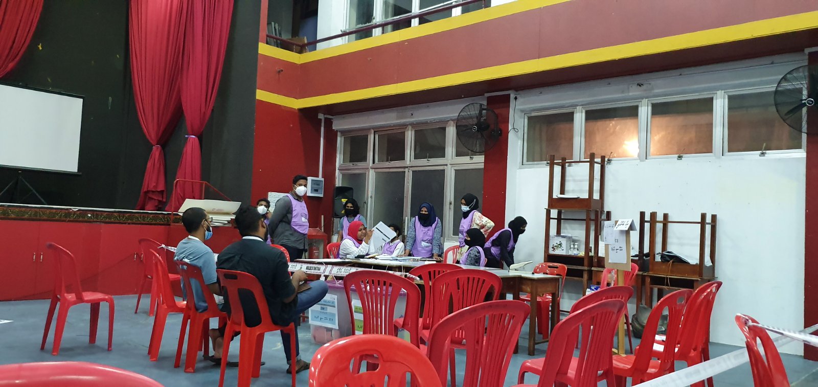 ހޮނިހިރުދުވަހު ވޯޓްލުން އޮންނާނީ 9:00 އިން 4:00 އަށް