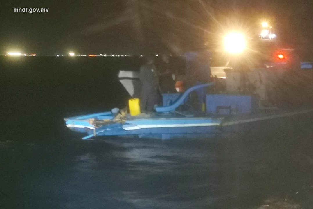 އެނބޫދޫ ފިނޮޅުކައިރި ކަނޑުމަތިން ލޯންޗަކާއި ދޯންޏެއް ޖެހި އެކްސިޑެންޓެއް ހިނގައިފި