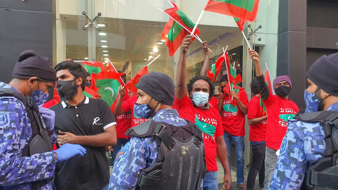 އިދިކޮޅު މުޒާހަރާއިން 17 މީހަކު ހައްޔަރު ކޮށްފި