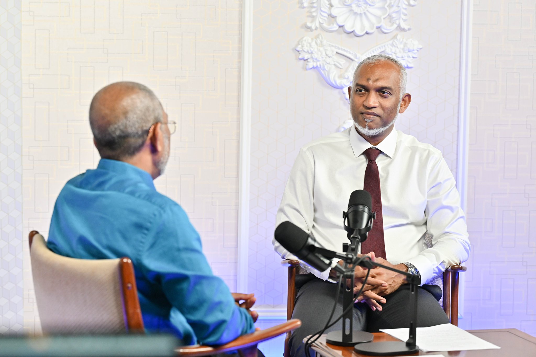 ދުވަސްތަކަކަަށް ފަހު ރައީސް ނޫސްވެރިންނާ ބައްދަލުުކުރައްވަނީ