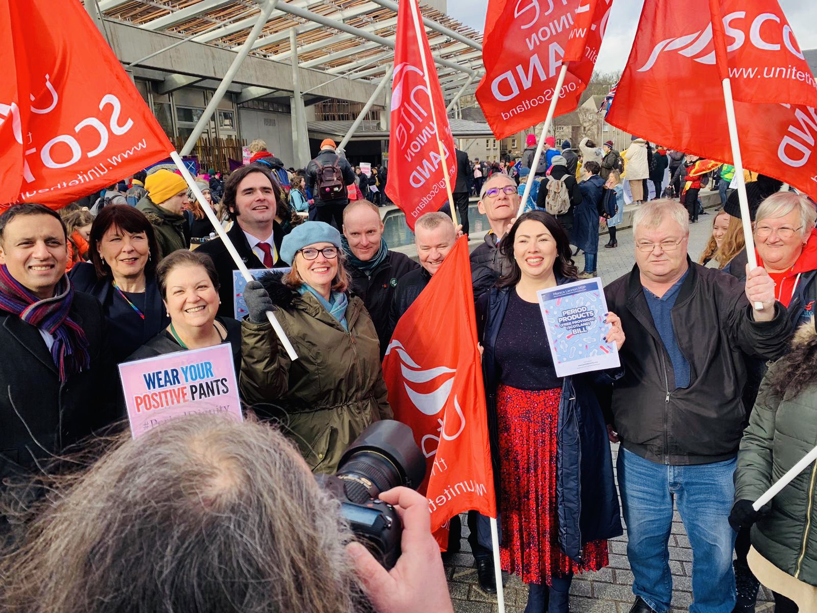 ސްކޮޓްލޭންޑުގައި އަންހެނުންގެ މައްސަރު ދުވަސްތަކުގައި ބޭނުންކުރާ ތަކެތި ފަސޭހައިން ލިބޭނެގޮތް ހަދައިދިނުމަށް ގޮވާލައި ކުރެވުނު މުޒާހަރާއެއްގެ ތެރެއިން.