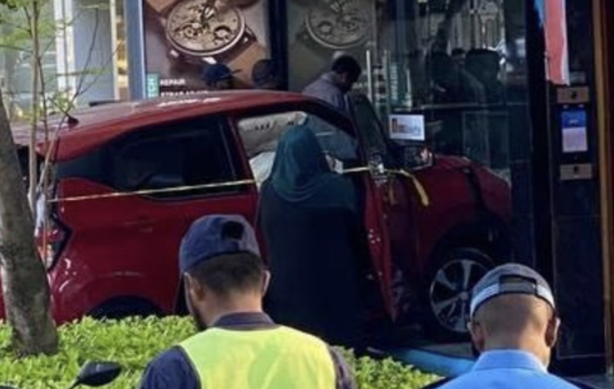 ހުޅުމާލޭ ބޮޑުމަގުގައި ހިނގި އެކްސިޑެންޓެއްގައި ކާރެއް ކެފޭއެއްގެ ތެރެއަށް ވަދެއްޖެ