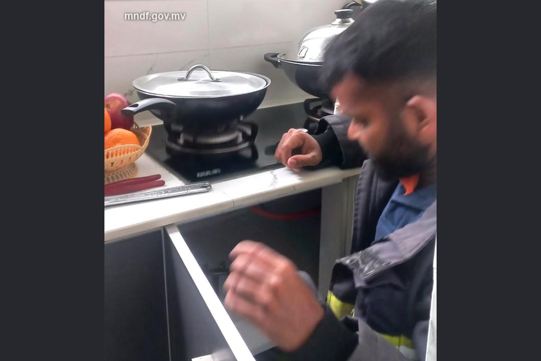 މާލޭގެ ގެއެއްގައި ގޭސް ފުޅިއެއް ގޮވައި، އަންހެނަކު ފިހިއްޖެ