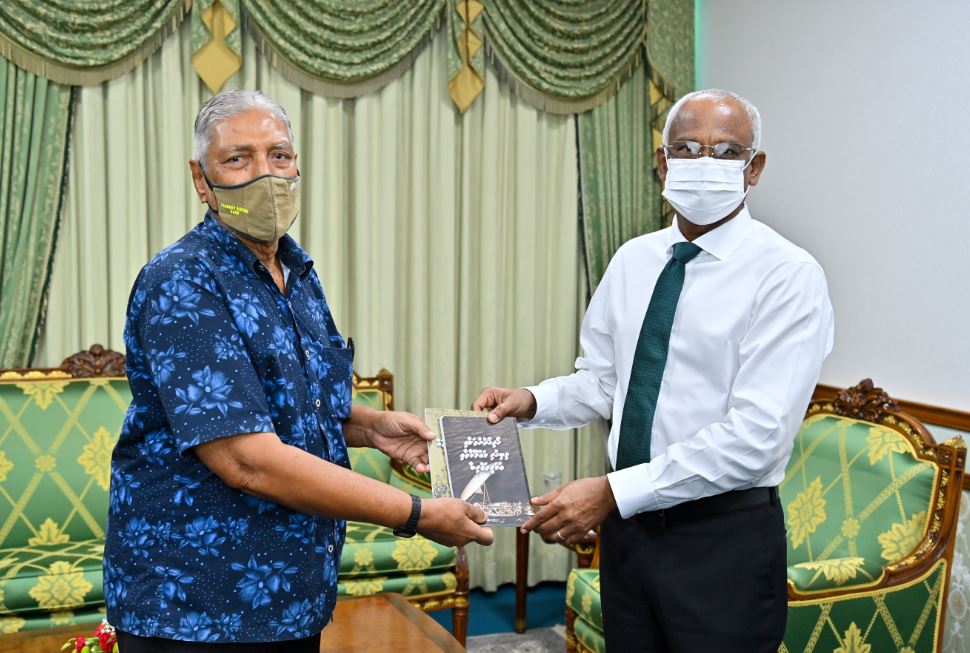 ދެ ބޭފުޅަކު ލިޔުއްވާފައިވާ ފޮތްތަކެއް ރައީސަށް ހަދިޔާކުރައްވައިފި