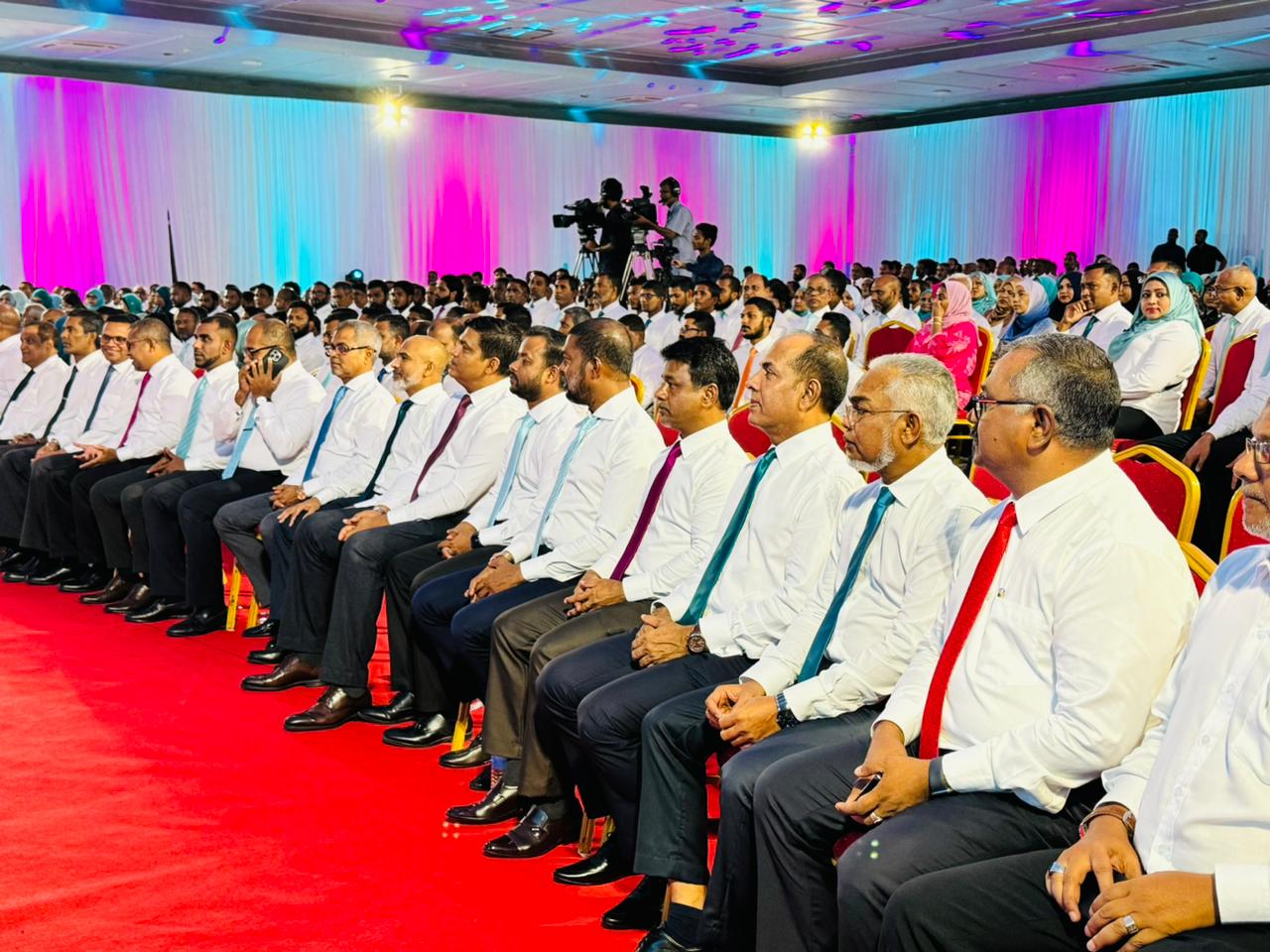 އެމްޑީޕީގެ 13 މަޖިލިސް މެމްބަރަކު ޕީއެންސީއަށް ސޮއިކޮށްފި